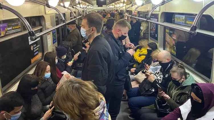 Локдаун в Киеве: вагоны метро полностью заполнены, проверяющих уже нет