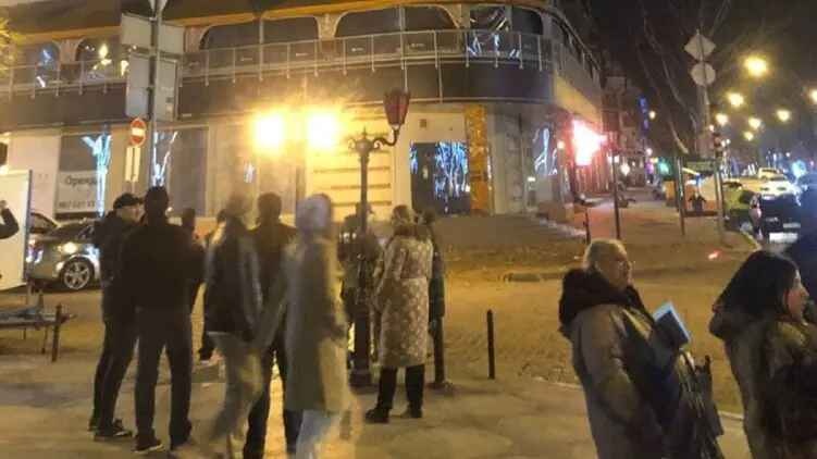 В Одессе на Дерибасовской со здания упал огромный кусок карниза