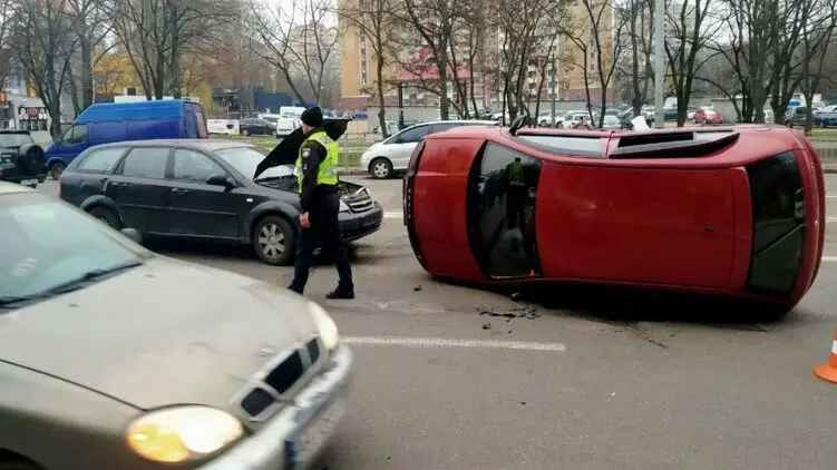 В Киеве произошли три ДТП с опрокидыванием автомобилей