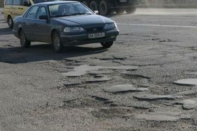 Зубная фея помогает Большой стройке: вот чем в Запорожье засыпали яму на дороге