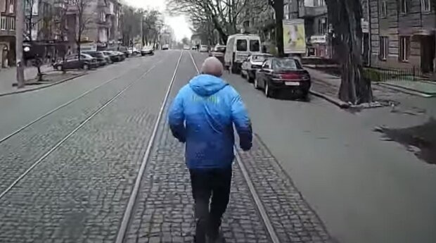 Мужчина гнался по городу за трамваем, показывая средний палец
