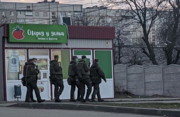 Военные с автоматами проверяли машины и людей в Харькове: подробности