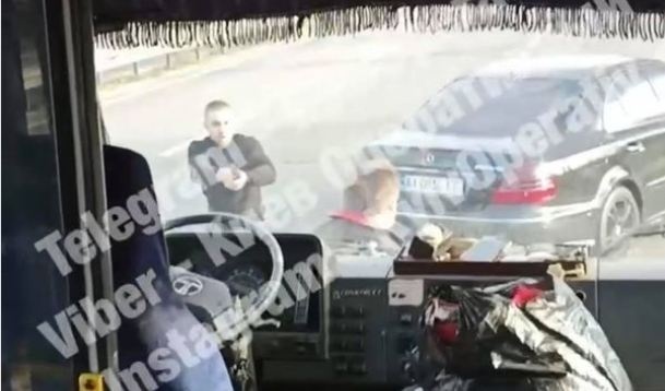 Водитель Mercedes расстрелял шофера маршрутки под Киевом