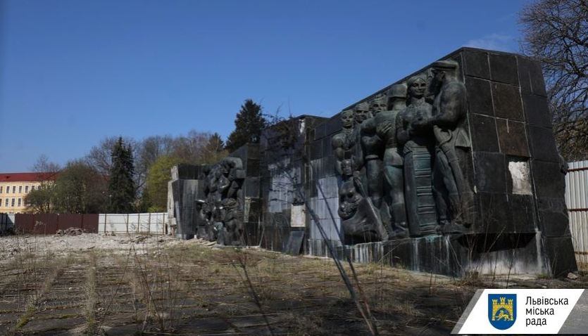 Во Львове начали демонтаж Монумента славы в честь советских солдат