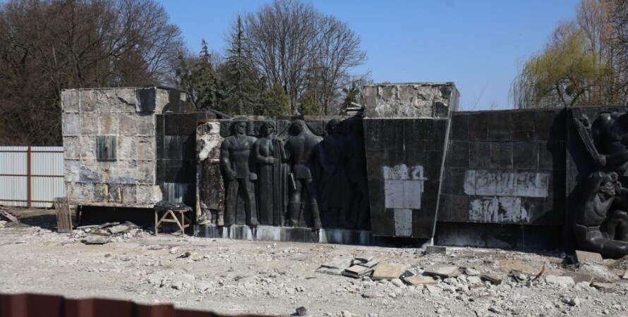 Во Львове демонтируют барельеф советским солдатам