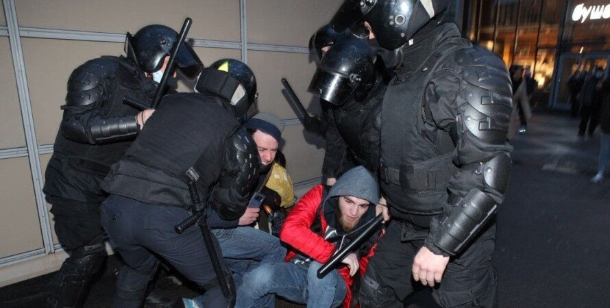 Более тысячи человек задержали на протестах в поддержку Навального