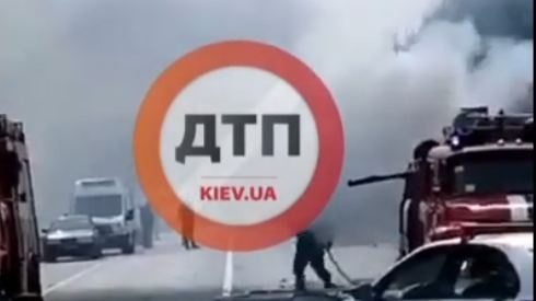 ДТП со взрывом: под Киевом ЧП на дороге, сгорел человек