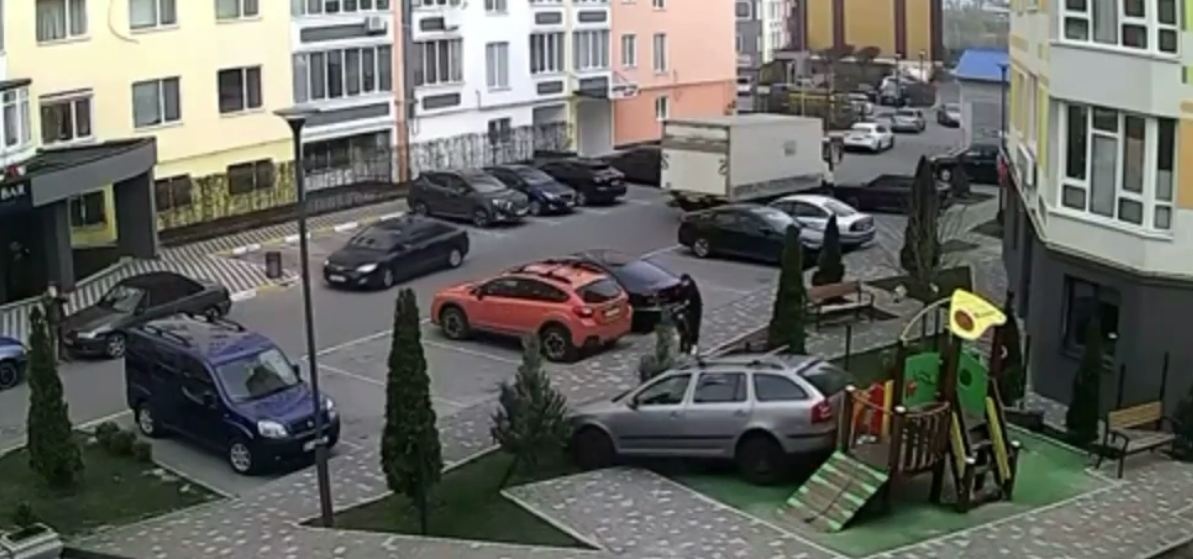 Под Киевом машина чуть не снесла женщину с ребенком на тротуаре