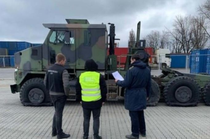 В Одессе пытались растаможить танковый тягач как гражданский