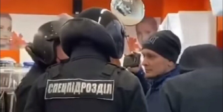 В Харькове спецназ выгнал из магазина покупателя без маски