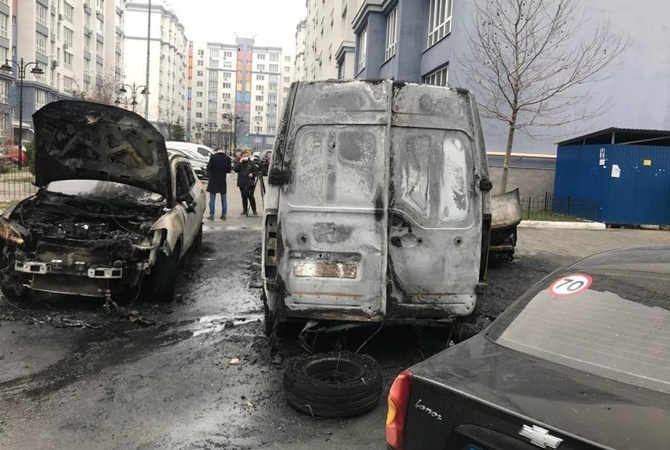 Под Киевом ревнивый мужчина сжег четыре автомобиля