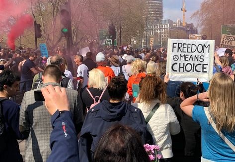 "Свобода - это выбор": Лондон вышел на протест против карантина