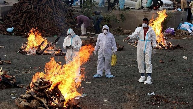 Умерших сжигают на улицах городов: в Индии 350 000 заболевших коронавирусом за сутки