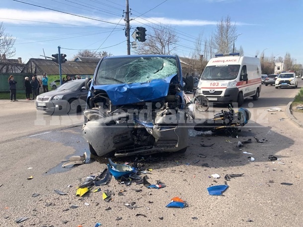 В Бердянске мотоцикл влетел в микроавтобус, много пострадавших