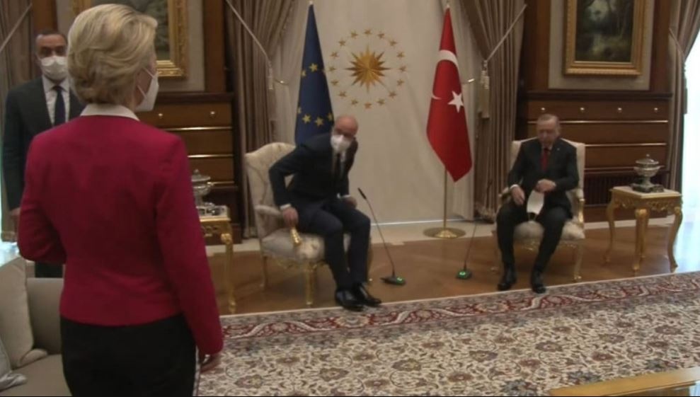 "Потому что я - женщина": Урсуле фон дер Ляйен не поставили стул на встрече с Эрдоганом
