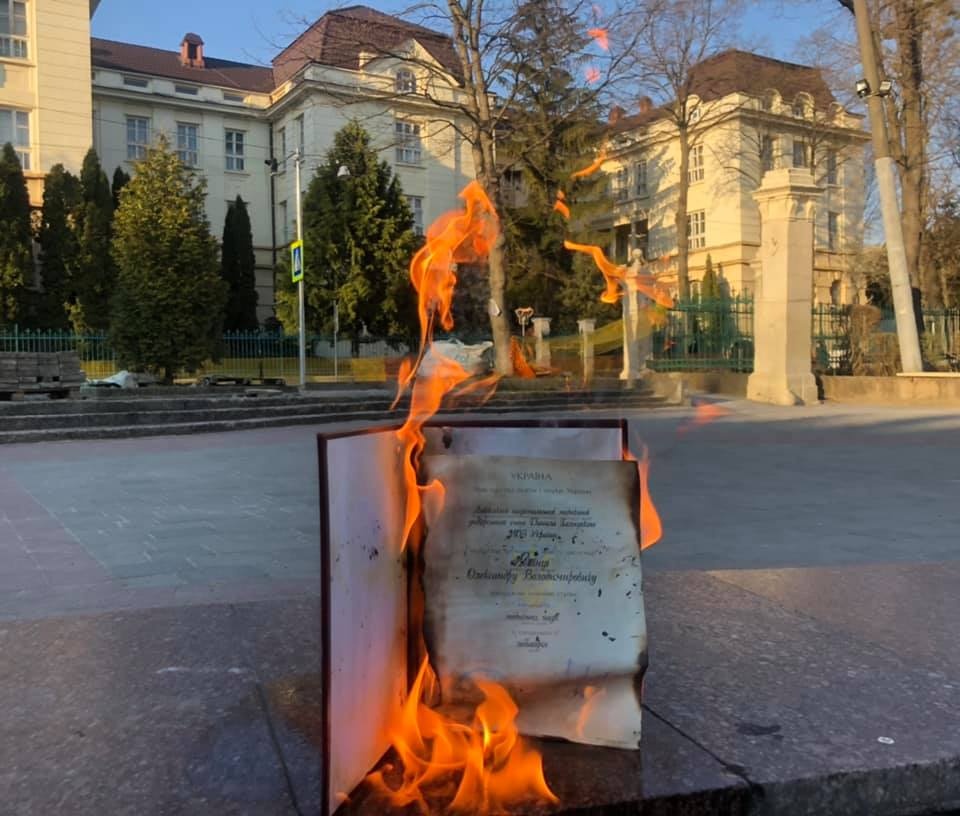 Ученый сжег свой диплом в знак протеста против диссертации Кивы