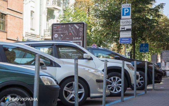 В Киеве возвращают плату за парковку авто