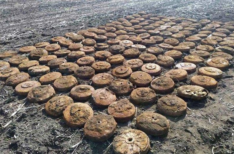 Под Днепром случайно наткнулись на склад противотанковых мин времен СССР