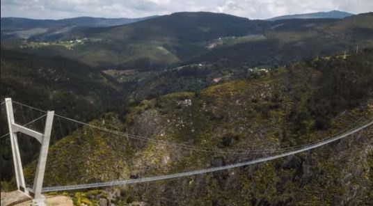 Не для слабонервных: в Португалии пустили туристов на самый длинный подвесной мост