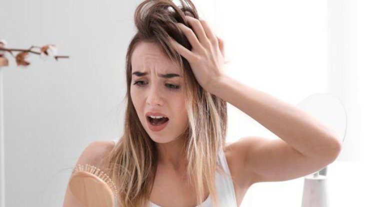 Почему выпадают волосы: названы неожиданные причины