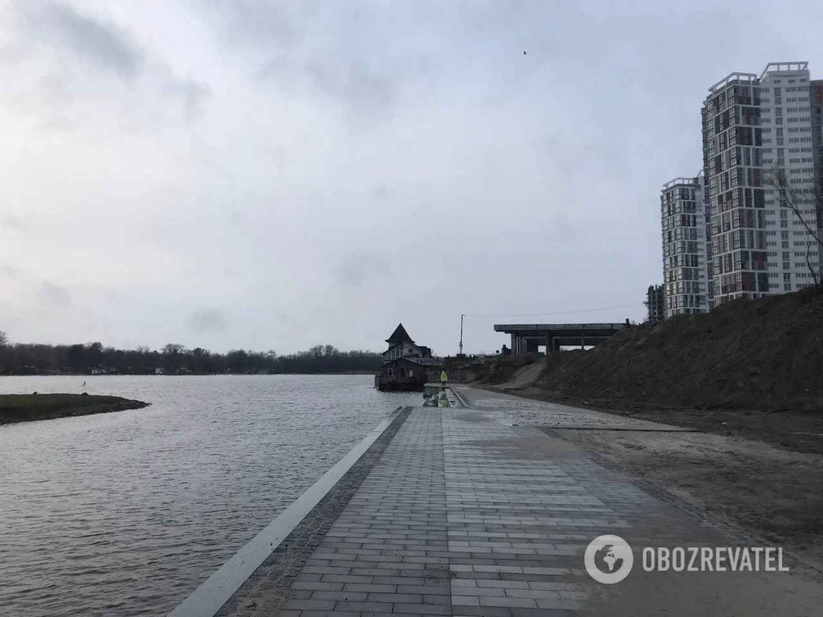 В Киеве на берегу реки создали новое место для отдыха