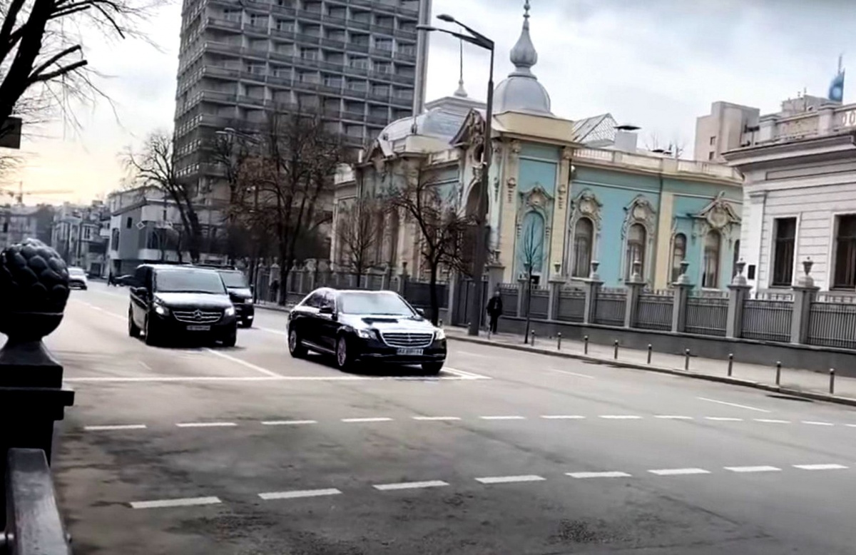В Киеве из-за кортежа Зеленского решили отключить светофоры