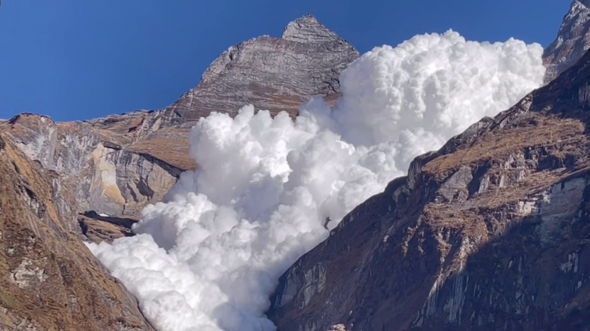 В Непале туристы сняли на камеру огромную снежную лавину