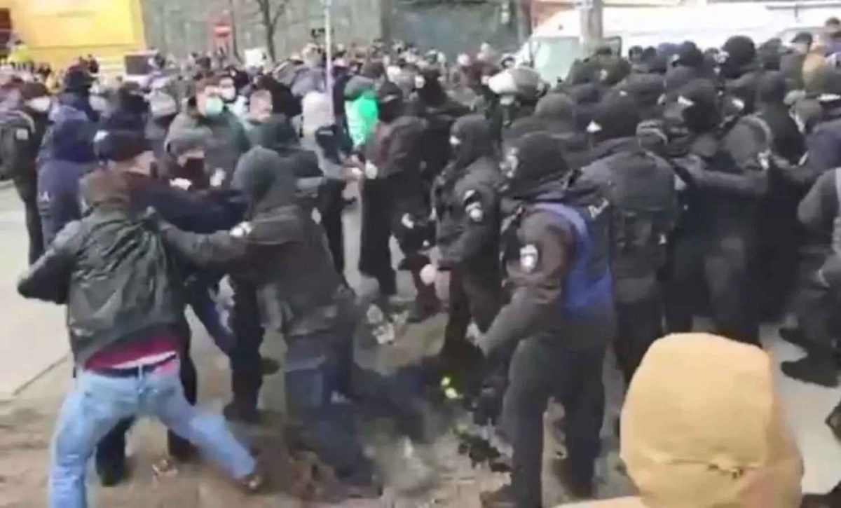 В Киеве при демонтаже МАФов произошли столкновения
