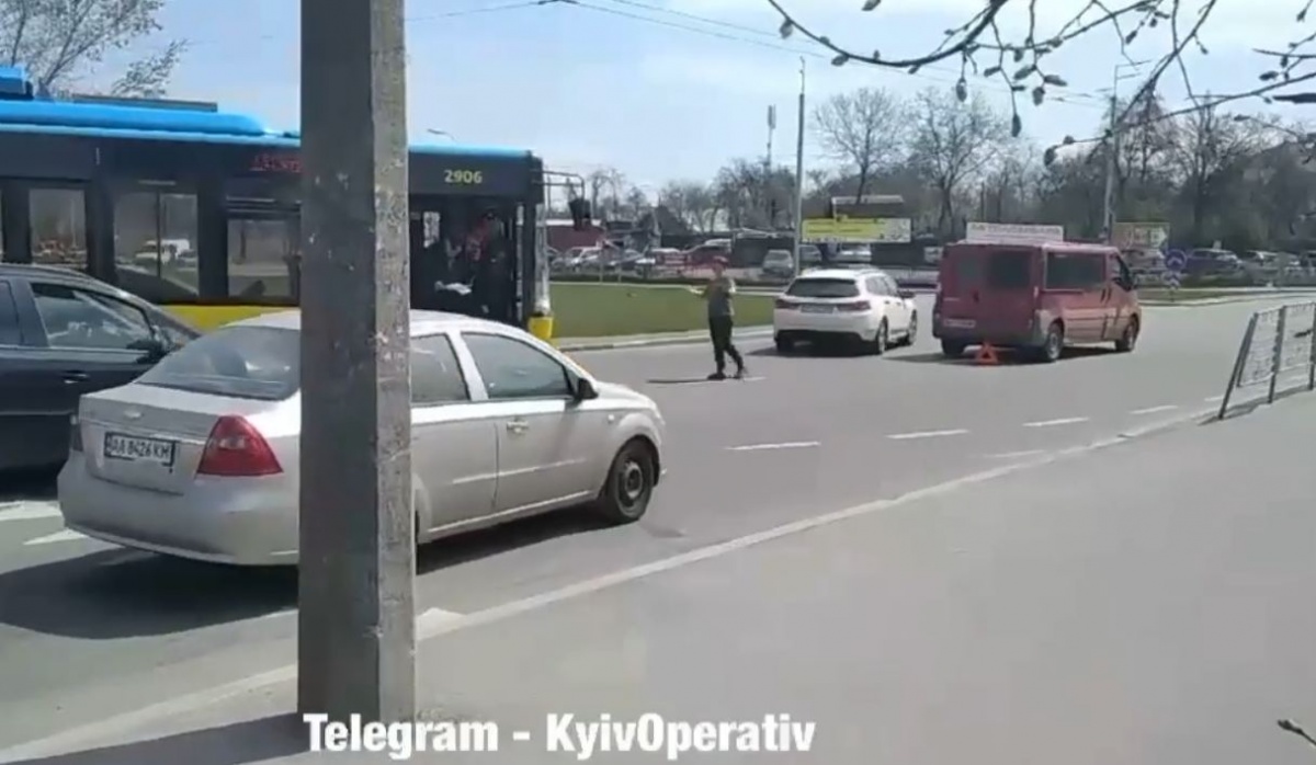 Пока едет полиция: водитель троллейбуса в Киеве помогла водителям