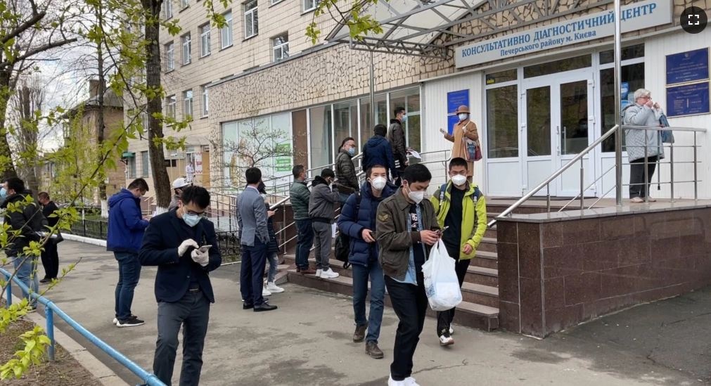 В Украине от коронавируса вакцинировали тысячу китайцев