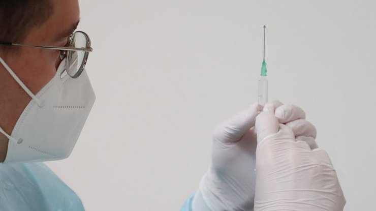 В Европе супруги заболели коронавирусом после двух доз вакцины