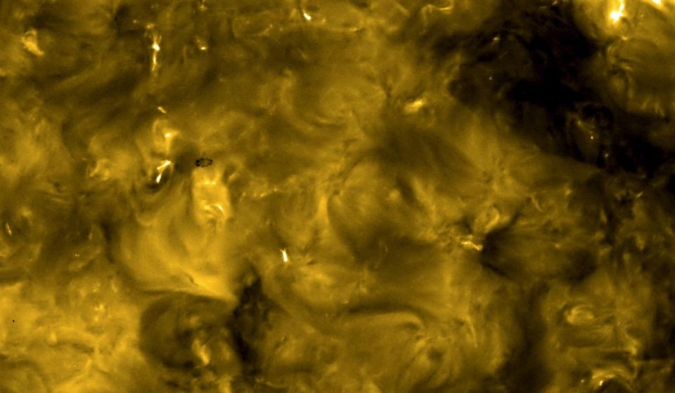 Solar Orbiter "увидел" на поверхности Солнца странные "костры"