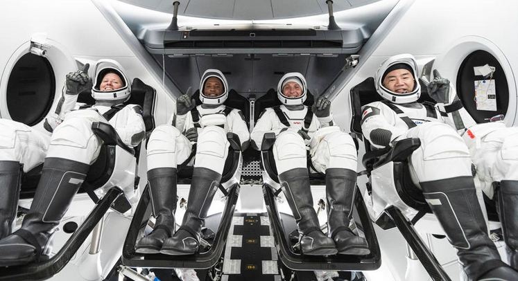 Crew Dragon с четырьмя астронавтами летит на Землю