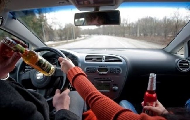 Пьяный водитель-рецидивист протаранил машину с семьей: подробности