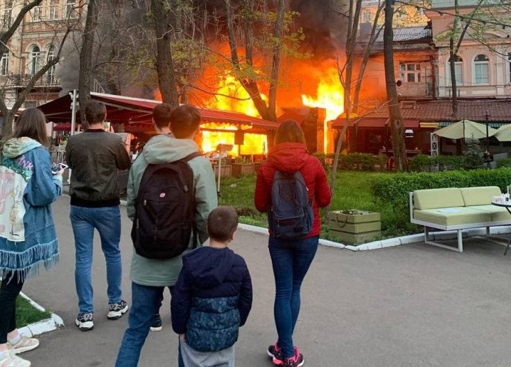 В Одессе горит ресторан: огонь перекинулся на гостиницу и другие рестораны