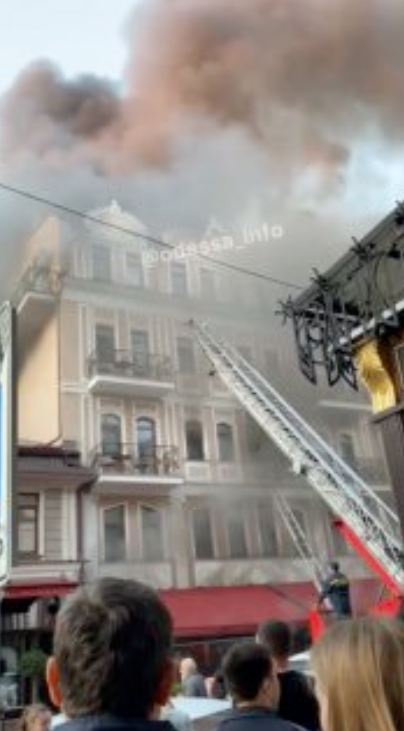В Одессе горит ресторан