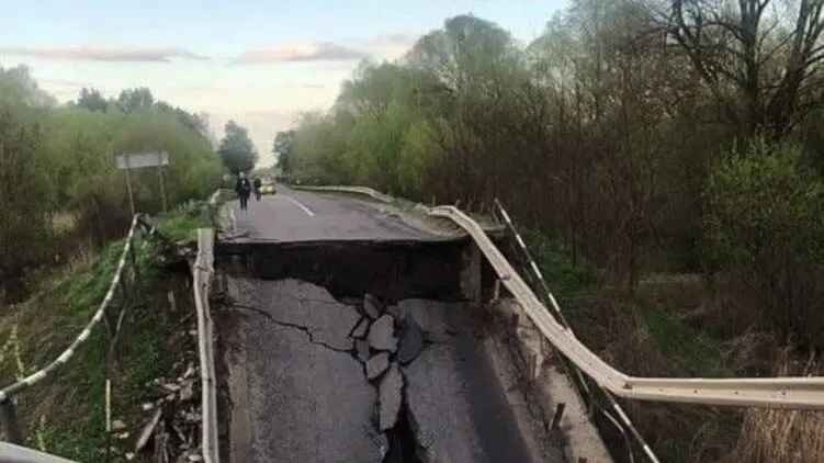 В Украине обрушился автомобильный мост