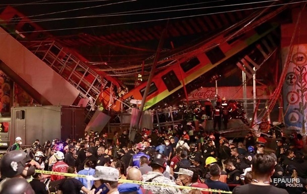 В Мехико рухнул мост под весом поезда, много погибших