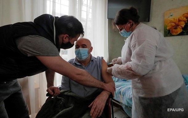 В Украине две дозы вакцины против коронавируса получили 303 человека