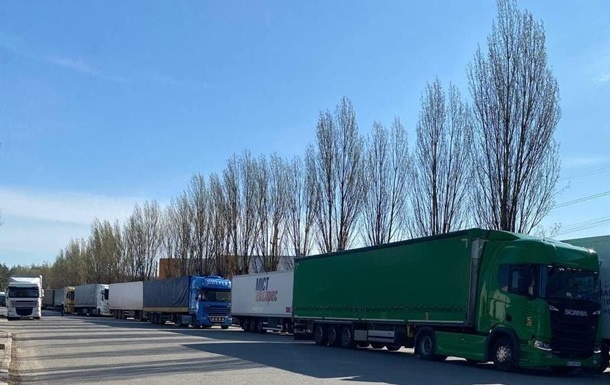 На киевской таможне образовалась очередь грузовиков