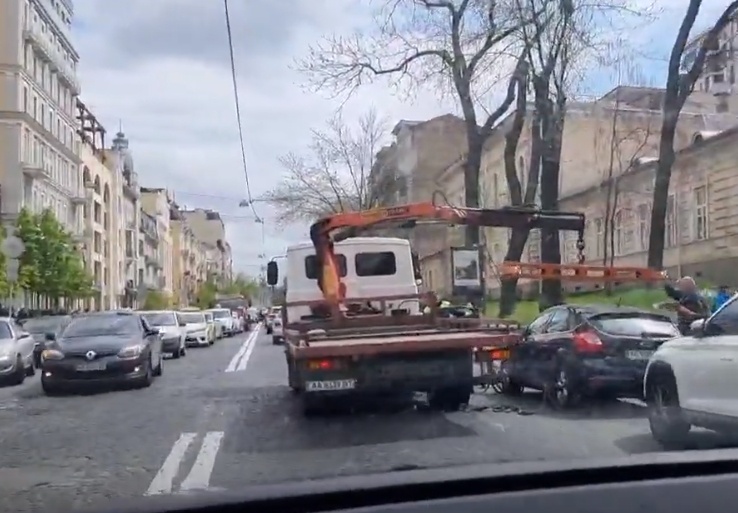 Мешал проезду "скорой": в Киеве эвакуируют автомобили "героев парковки"
