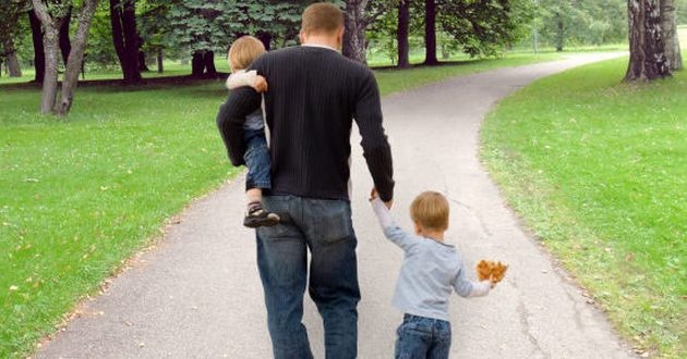 Декретный отпуск для отцов: Зеленский законом уравнял права мужчин и женщин