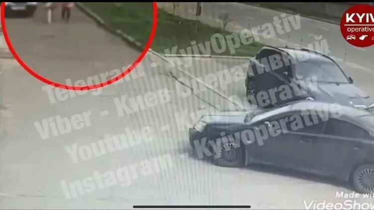 Шокирующий наезд: в Киеве на придомовой территории автомобиль переехал пешехода