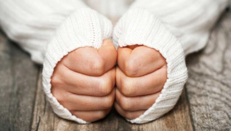 Холодные руки: невролог объяснил, в чем опасность