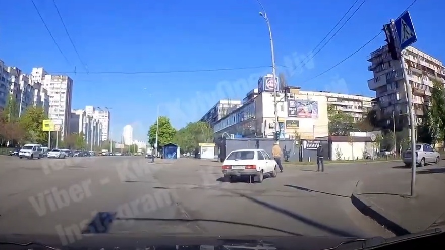Сильно переживала за машину: в Киеве женщина за рулем сбила парня на переходе