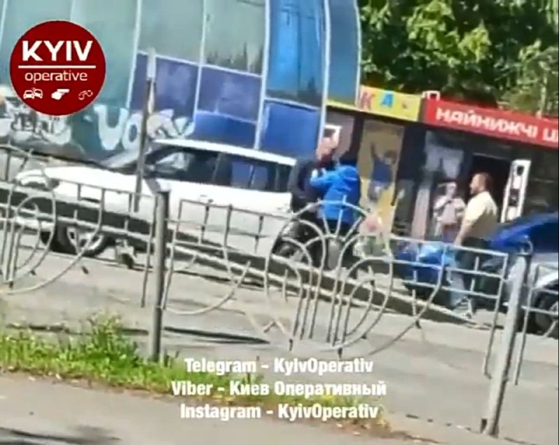 В Киеве водители устроили драку после ДТП: инцидент попал на видео