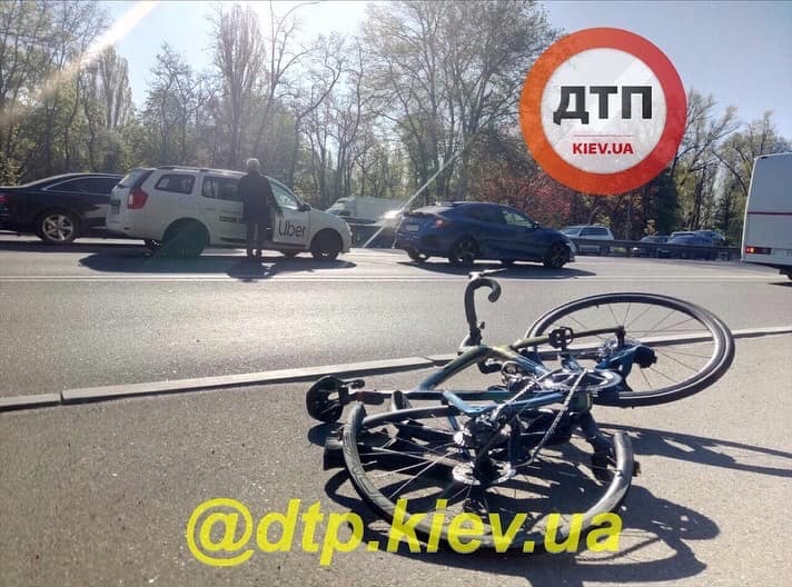 В Киеве таксист сбил велосипедиста