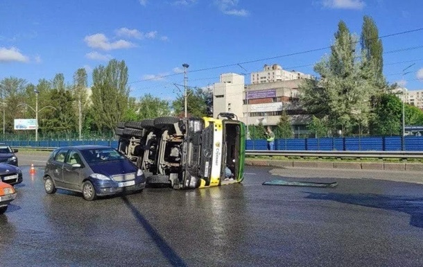 В Киеве опрокинулся бетоновоз с очень пьяным водителем за рулем