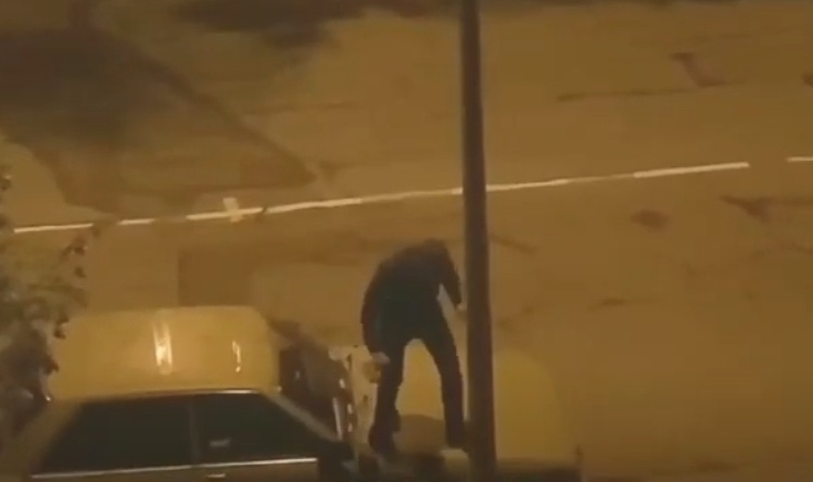 Под Киевом пьяный пешеход "станцевал" на капоте чужого авто