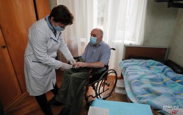 В Украине укол от COVID-19 получили более 300 тысяч пенсионеров